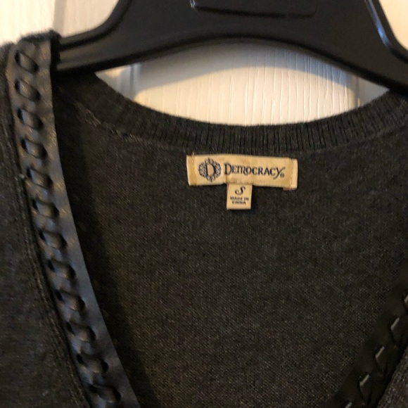 Democracy Dark Heather Gray cold Shoulder V-Neck Sweater Size Small NWT - Picture 4 of 9